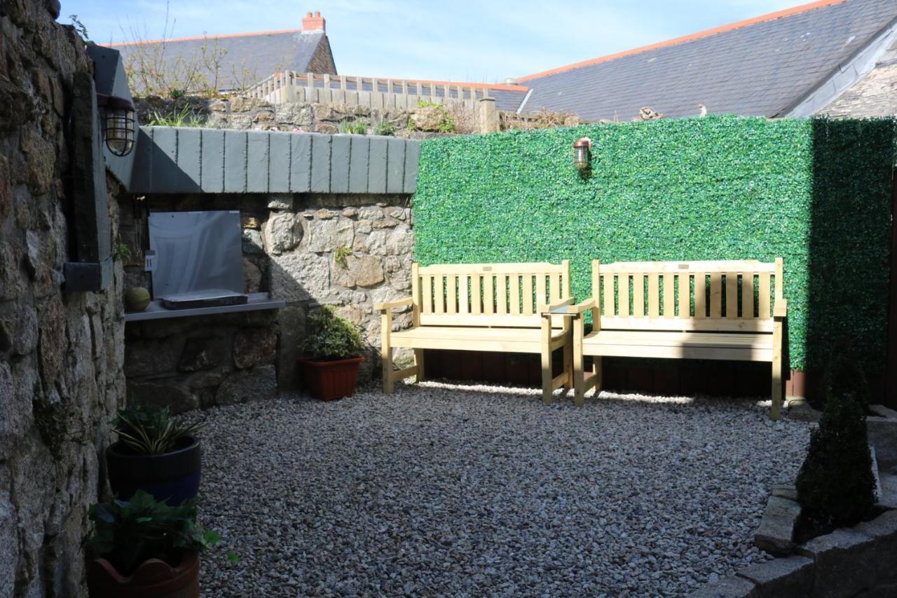 Large Cottage, 3 Beds All En-Suite, Small Village Location Overlooking Mousehole Penzance Extérieur photo